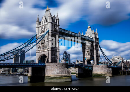 Angolo basso lunga esposizione del Tower Bridge sul fiume Tamigi a Londra REGNO UNITO Foto Stock