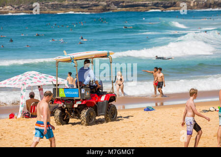 Surf bagnino di salvataggio sul Nord Curl Curl Beach a Sydney, Australia Foto Stock