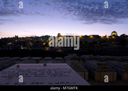 Vista attraverso tombe del cimitero ebraico sul Monte di Olive verso la Moschea El AKSA e la cupola del Roccia lungo la parete meridionale del monte tempio o. Haram al Sharif Città Vecchia Gerusalemme Est Israele Foto Stock