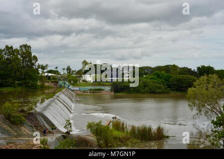 Il weir vicino Riverview Tavern di Douglas con acqua che scorre sopra la parte superiore, Townsville Queensland Australia Foto Stock