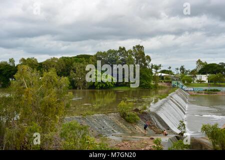 Il weir vicino Riverview Tavern di Douglas con acqua che scorre sopra la parte superiore, Townsville Queensland Australia Foto Stock