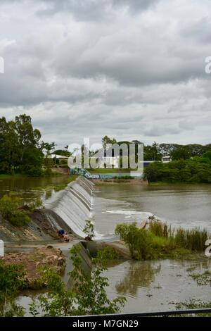 Il weir vicino Riverview Tavern di Douglas con acqua che scorre sopra la parte superiore, Townsville Queensland Australia Foto Stock