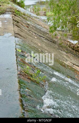 Il weir vicino Riverview Tavern di Douglas con acqua che scorre sopra la parte superiore, Townsville Queensland Australia Foto Stock