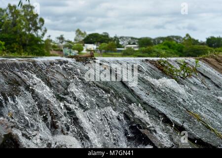 Il weir vicino Riverview Tavern di Douglas con acqua che scorre sopra la parte superiore, Townsville Queensland Australia Foto Stock