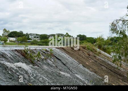 Il weir vicino Riverview Tavern di Douglas con acqua che scorre sopra la parte superiore, Townsville Queensland Australia Foto Stock
