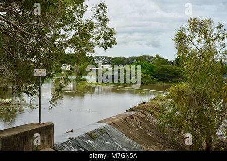 Il weir vicino Riverview Tavern di Douglas con acqua che scorre sopra la parte superiore, Townsville Queensland Australia Foto Stock