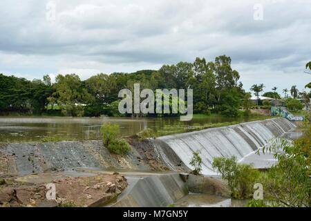 Il weir vicino Riverview Tavern di Douglas con acqua che scorre sopra la parte superiore, Townsville Queensland Australia Foto Stock