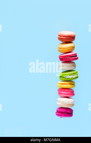Un assortimento di amaretti cookies tower con copia spazio su sfondo blu Foto Stock