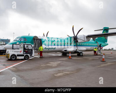 Stobart Air regionale compagnia aerea irlandese ATR 72-600 twin elica aerei operativi Aer Lingus voli regionali essendo caricato con i passeggeri e il bagaglio Foto Stock
