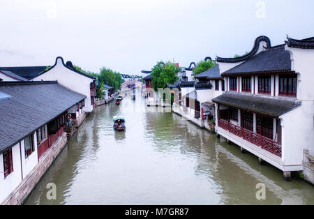 Luglio 5, 2015. Shanghai, Cina. I turisti cinesi su molti ponti e barche sui canali di acqua di Zhaojialou città in Cina Shanghai circondato da Foto Stock