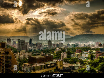 Una magnifica vista del Quartiere di Beitou in HDR. I raggi solari che penetrano il cloud pesanti strati e che brilla sulla vallata circondata da montagne. Foto Stock