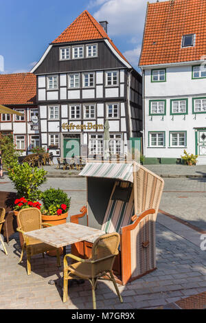 Classica sedia spiaggia in un caffè sulla piazza Vreithof a Soest, Germania Foto Stock