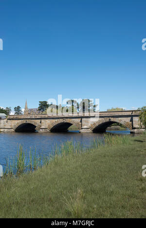 Ross ponte sul fiume Macquarie nella città di Ross, la Tasmania. Costruiti utilizzando la manodopera trusty, è il terzo più antico ponte ancora in uso in Australia. Foto Stock