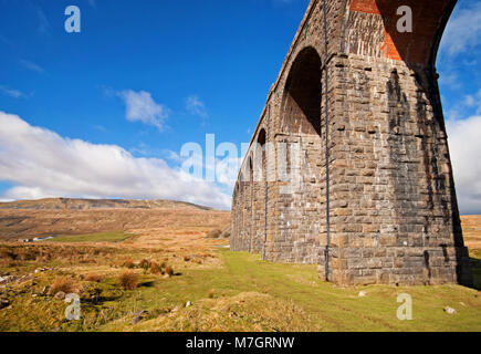 Guardando lungo il viadotto Ribblehead verso i campi in fondo Whernside Foto Stock