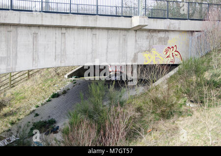 Senzatetto rifugiandosi sotto un ponte Foto Stock