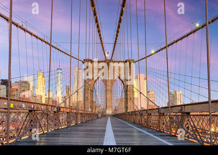 New York New York sul ponte di Brooklyn Promenade affacciata Manhattan skyline all'alba. Foto Stock