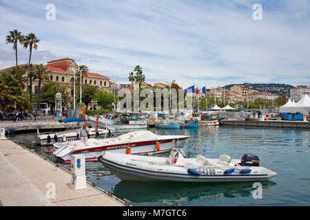 Porto Vecchio Vieux Port, lato sinistro la Town Hall Hotel de Ville, old town Le Suquet, Cannes, Costa Azzurra, Francia del Sud, Francia, Europa Foto Stock