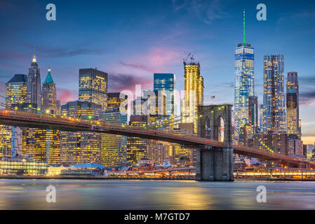 La città di New York, Stati Uniti d'America skyline sull'East River con il ponte di Brooklyn al tramonto. Foto Stock