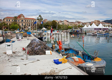 Porto Vecchio Vieux Port, lato sinistro la Town Hall Hotel de Ville, old town Le Suquet, Cannes, Costa Azzurra, Francia del Sud, Francia, Europa Foto Stock