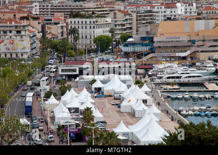 Vista dal Monte Chevalier sul Boulevard La Croisette con padiglioni del film festival e il porto vecchio Vieux Port, Cannes, riviera francese, Sud Franc Foto Stock