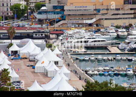 Vista dal Monte Chevalier sul Boulevard La Croisette con padiglioni del film festival e il porto vecchio Vieux Port, Cannes, riviera francese, Sud Franc Foto Stock