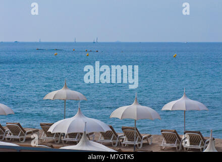 Spiaggia a Boulevard La Croisette, Cannes, Costa Azzurra, Francia del Sud, Francia, Europa Foto Stock