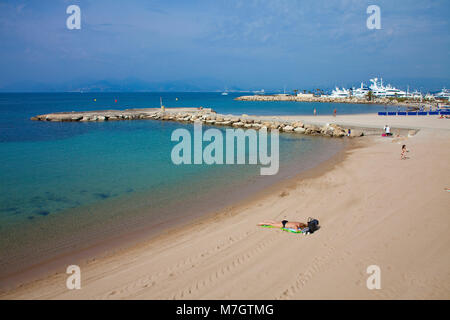 Vicino alla spiaggia e alla Marina di Cannes e la riviera francese, il sud della Francia, in Francia, in Europa Foto Stock