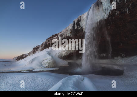 Congelati Seljalandsfoss cascata in inverno nel sud dell'Islanda Foto Stock