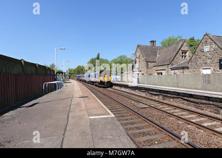 Nord classe rampa 150 sprinter treno Appley Bridge Station, Lancashire locale con un arresto di servizio del treno. Foto Stock