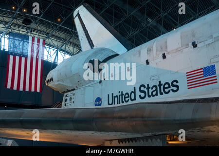 Steven F. Udvar-Hazy Center Smithsonian National Air & Space Museum Chantilly Virginia VA Space Shuttle Discovery sul display Foto Stock