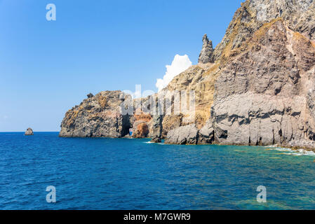 Le formazioni rocciose presso la costa dell'isola di Lipari, Isole Eolie, Italia Foto Stock