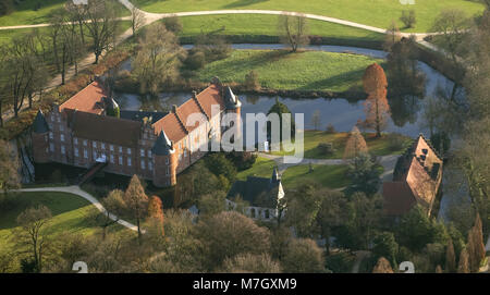 Vista aerea, Schloss Herten, moated il castello nei giardini barocchi, Herten, la zona della Ruhr, Renania settentrionale-Vestfalia, Germania, Europa, uccelli-eyes view, antenna Foto Stock