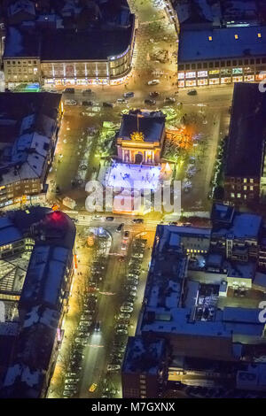 Berliner Tor con pista di pattinaggio su ghiaccio, Berliner Tor Platz, night shot, Vista notte,, Wesel, Niederrhein, Renania settentrionale-Vestfalia, Germania, Europa, vista aerea, bir Foto Stock