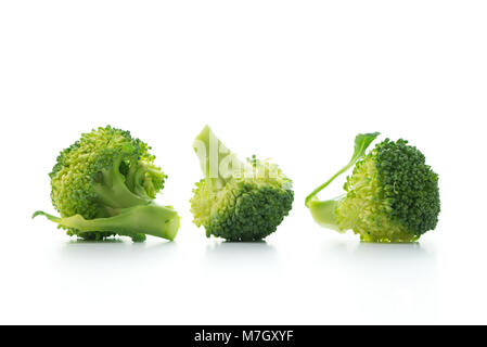 Broccoli isolati su sfondo bianco Foto Stock