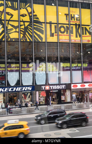 Tabelloni elettronici pubblicizzare negozi ed eventi in Times Square NYC, STATI UNITI D'AMERICA Foto Stock