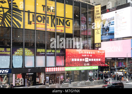 Tabelloni elettronici pubblicizzare negozi ed eventi in Times Square NYC, STATI UNITI D'AMERICA Foto Stock