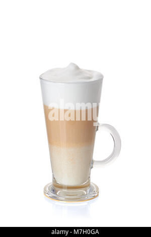 Bicchiere di vetro di caffè latte su bianco Foto Stock