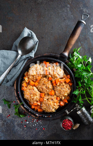 Polpette di carne di vitello stufati in padella con la carota in salsa di verdure. Delizioso piatto a base di carne Foto Stock