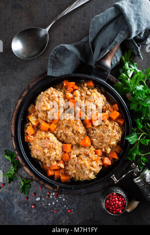 Polpette di carne di vitello stufati in padella con la carota in salsa di verdure. Delizioso piatto a base di carne Foto Stock