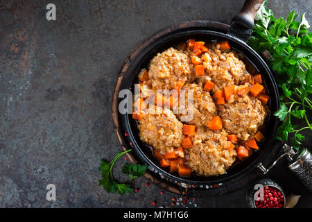 Polpette di carne di vitello stufati in padella con la carota in salsa di verdure. Delizioso piatto a base di carne Foto Stock