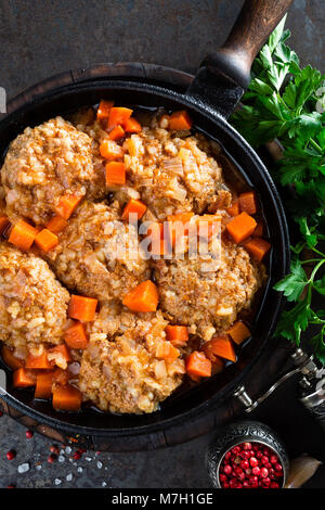 Polpette di carne di vitello stufati in padella con la carota in salsa di verdure. Delizioso piatto a base di carne Foto Stock