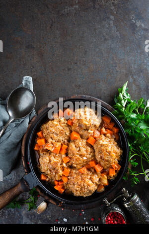 Polpette di carne di vitello stufati in padella con la carota in salsa di verdure. Delizioso piatto a base di carne Foto Stock