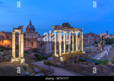 Vista del tramonto del Foro Romano guardando ad Est, Roma, Italia Foto Stock