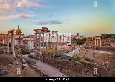 Vista del tramonto del Foro Romano guardando ad Est, Roma, Italia Foto Stock