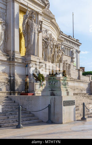 Dea Roma, la fiamma eterna, la tomba del Soldato Sconosciuto, Altare della Patria, Roma, Italia Foto Stock