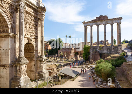 Vista del Foro Romano guardando verso sud-ovest, Roma, Italia Foto Stock