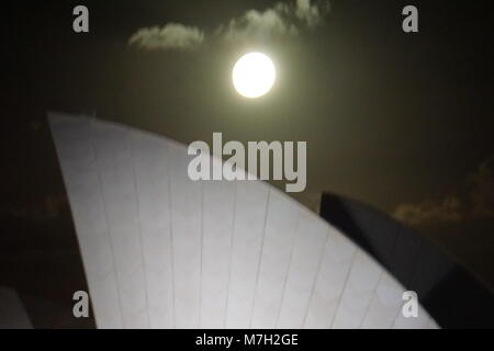 Luna crescente sul Sydney Opera House Foto Stock