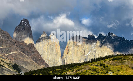 Viste di Torres del Paine da Laguna Armaga. Patagonia, Cile Foto Stock