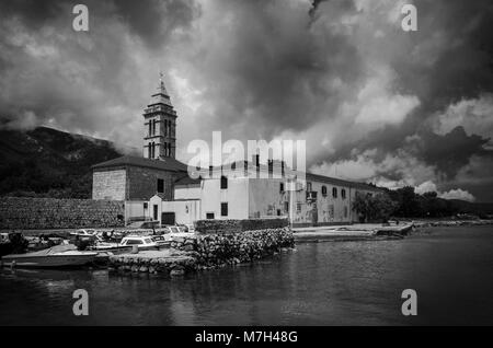 Vista di un vecchio monastero veneziano in Istria (Croazia). Isola di Mali Losinj durante la primavera Foto Stock