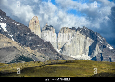 Viste di Torres del Paine da Laguna Armaga. Patagonia, Cile Foto Stock